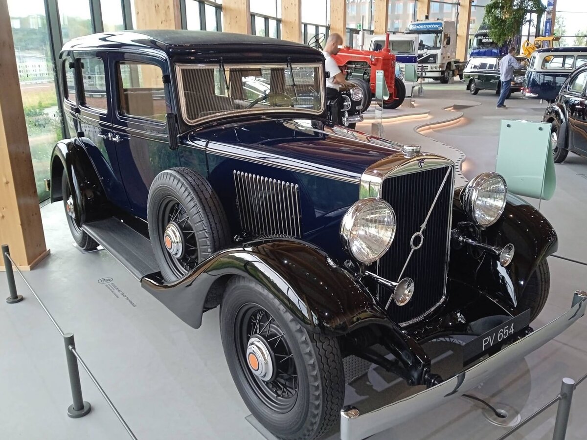 Volvo PV654. Als Volvo im Jahr 1933 den PV654 vorstellte, war das Modell der H�hepunkt an Luxus der Marke aus G�teborg. Durch die vollst�ndige Metallkarosserie und verbesserte Schallisolierung hob sich der PV654 von seinem Vorg�nger PV653 deutlich ab. In den Jahren 1933 und 1934 wurden nur 361 Exemplare gefertigt, von denen heute weltweit noch zehn bekannt sind. Zu den Extras dieses Autos z�hlten eine schallisolierte Spritzwand im Motorraum, ein abschlie�bares Handschuhfach, spezielle Zweitonhupen, von Hand gezogene Goldstreifen auf der (nur in dunkelblau lieferbaren) Karosserie und exclusiven R�ckleuchten auf beiden Seiten des Fahrzeughecks. Der Sechszylinderreihenmotor hat einen Hubraum von 3366 cm� und leistet 65 PS. World of Volvo in G�teborg im September 2026.