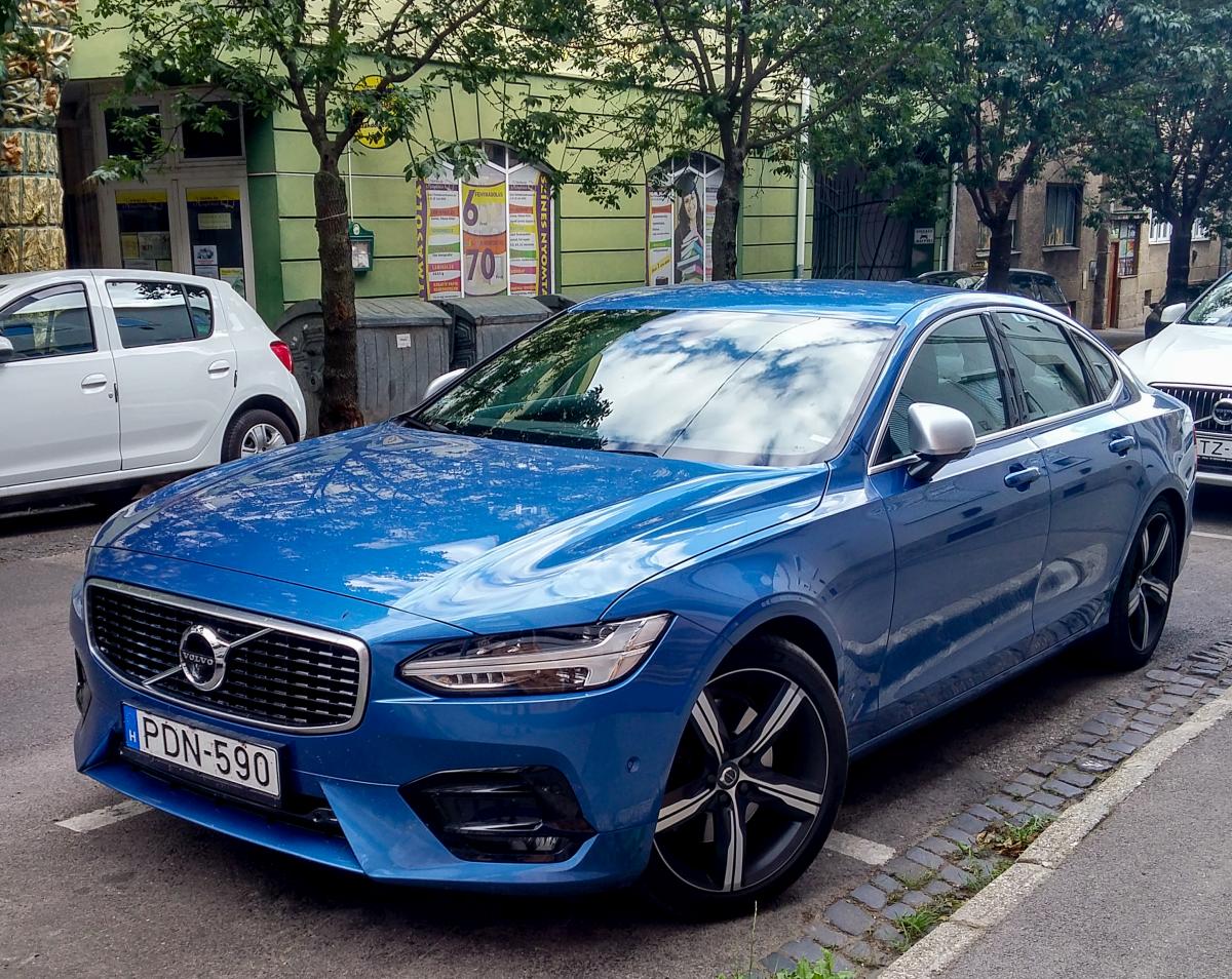 Volvo S60 Mk3 in blau, aufgenommen in Juli 2020.