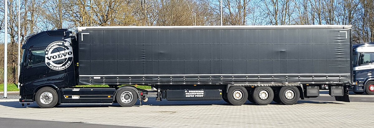 =Volvo-Sattelzug von SCHNEIDER-Transporte steht auf einer Rastanlage an der A 7 im März 2021