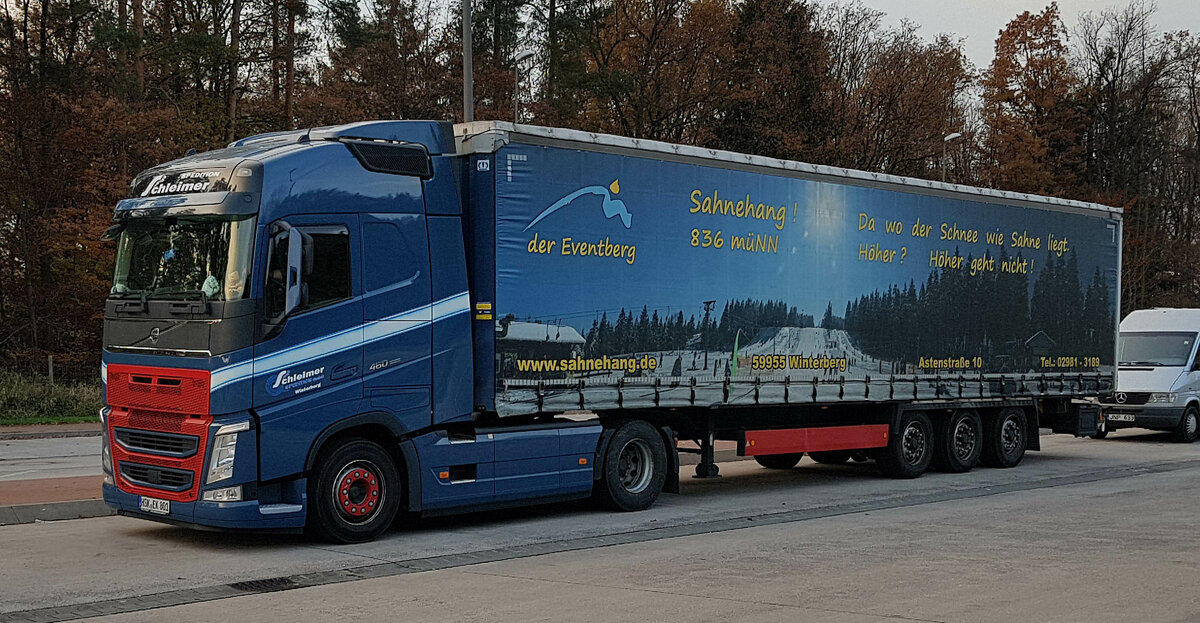 =Volvo-Sattelzug der Spedition SCHLEIMER als Werbeträger für den Wintersportort WINTERBERG, 11-2021