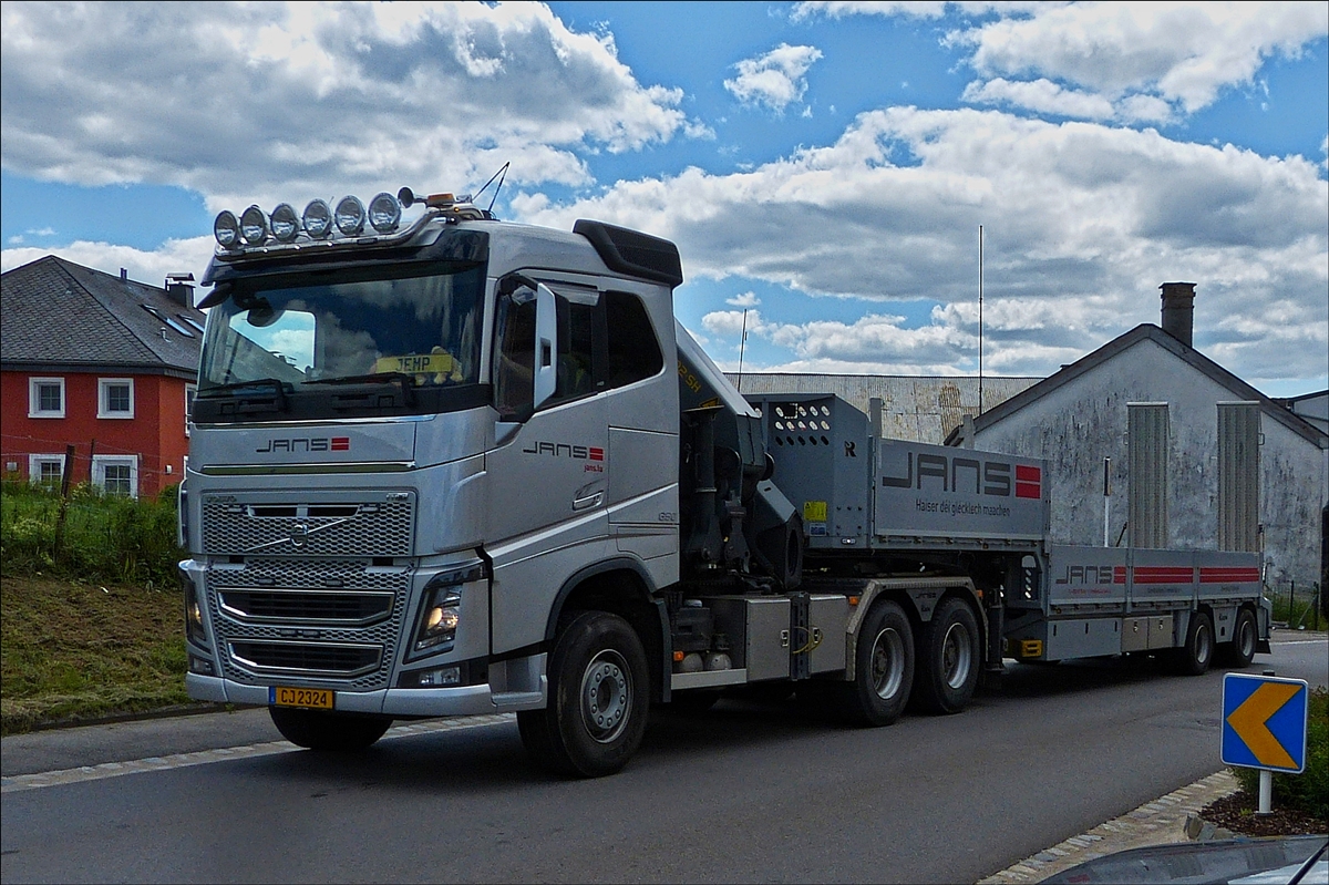 Volvo Schwerlastsattelzug fährt zur nächsten Baustelle. Juni 2019