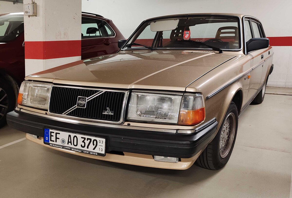 =Volvo steht im April 2026 in einem Parkhaus in Erfurt