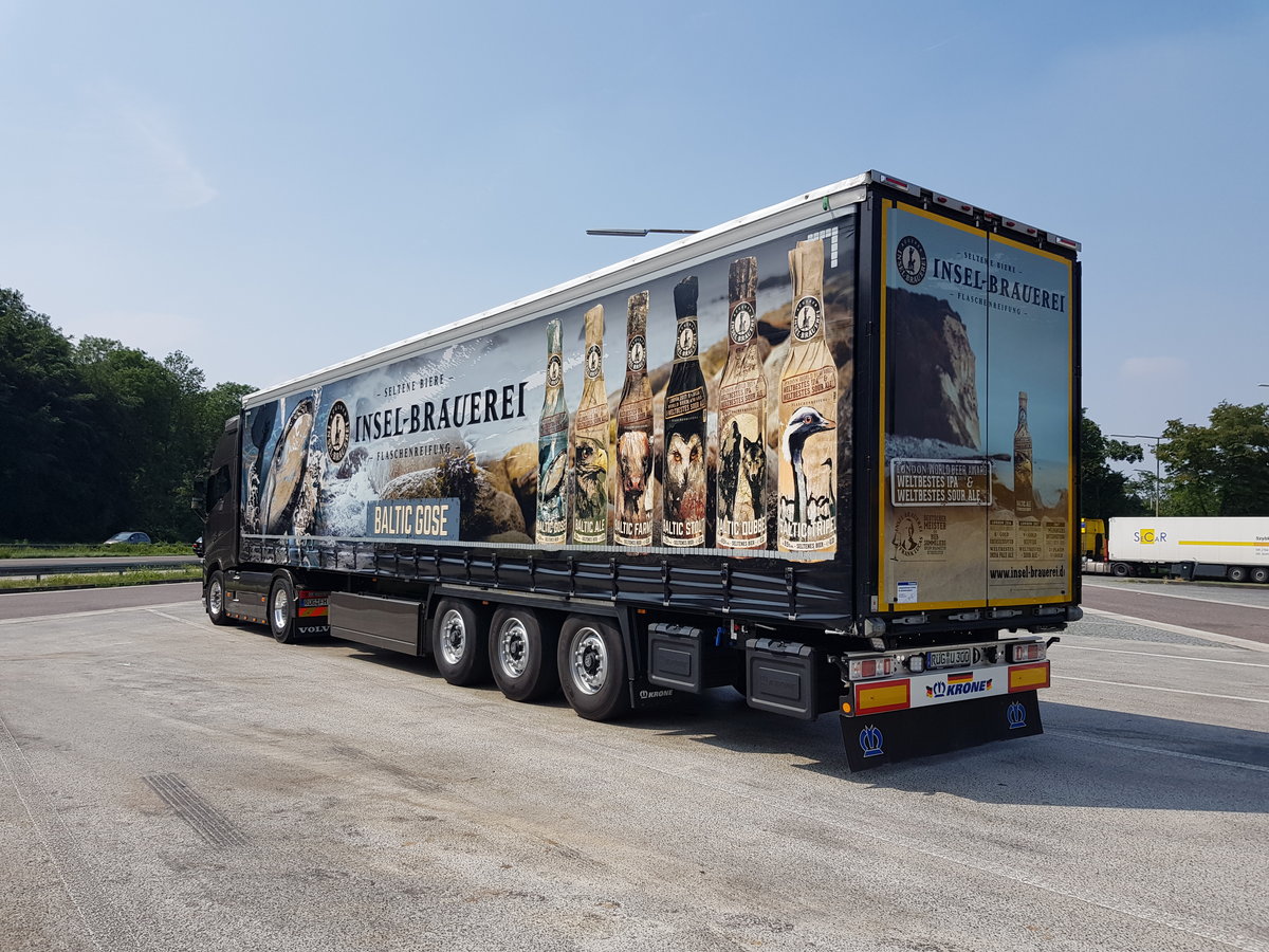 VOLVO SZM mit KRONE Auflieger fährt Werbung für die Insel-Brauerei aus Rambin auf Rügen. Hier auf einer Autobahnraststätte am 7.Juni 2018