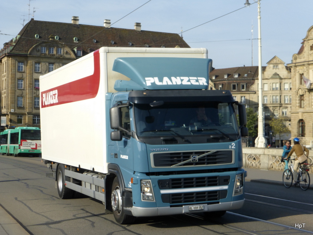 Volvo unterwegs in der Stadt Basel am 24.09.2014