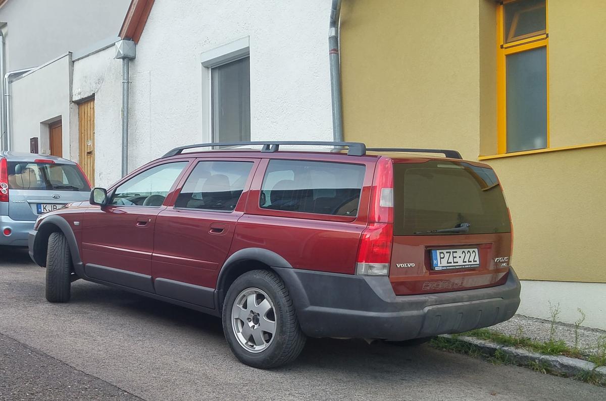 Volvo V70 XC Cross Country, fotografiert in Pécs (HU), August 2019.