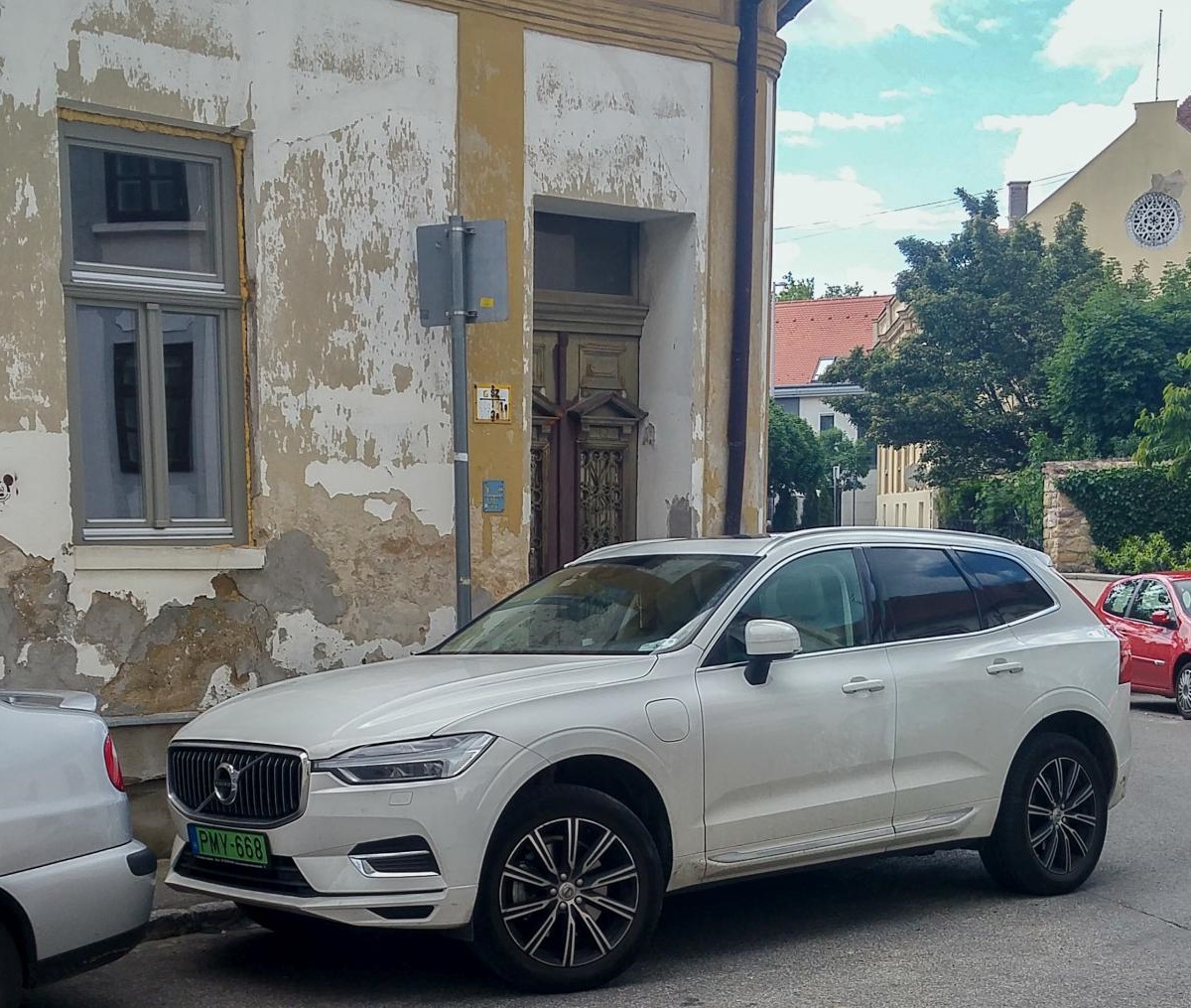 Volvo XC60 plug-in Hybrid. Autos mit einer Elektro-Reichweite von min. 50 km bekommen in Ungarn ein grünes Kennzeichen. Foto: Pécs (HU) Frühling, 2019.