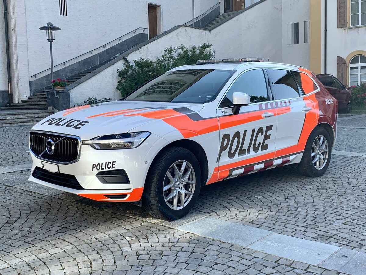 Volvo XC60 Streifenwagen der Gemeindepolizei Visp am 19.7.21 beim Rathaus in Visp.