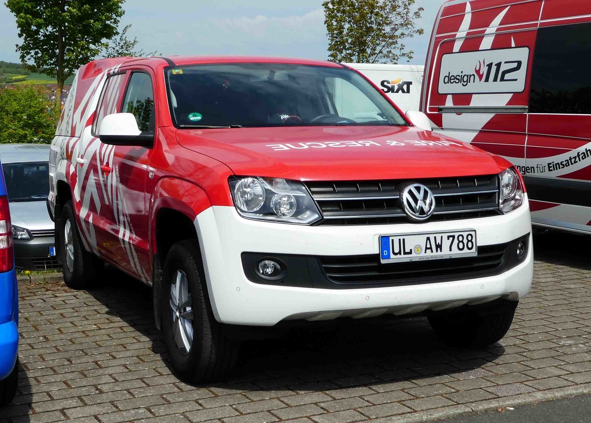 =VW Amarok vom  fire & rescue  steht auf dem Parkplatz der RettMobil 2017 in Fulda, Mai 2017