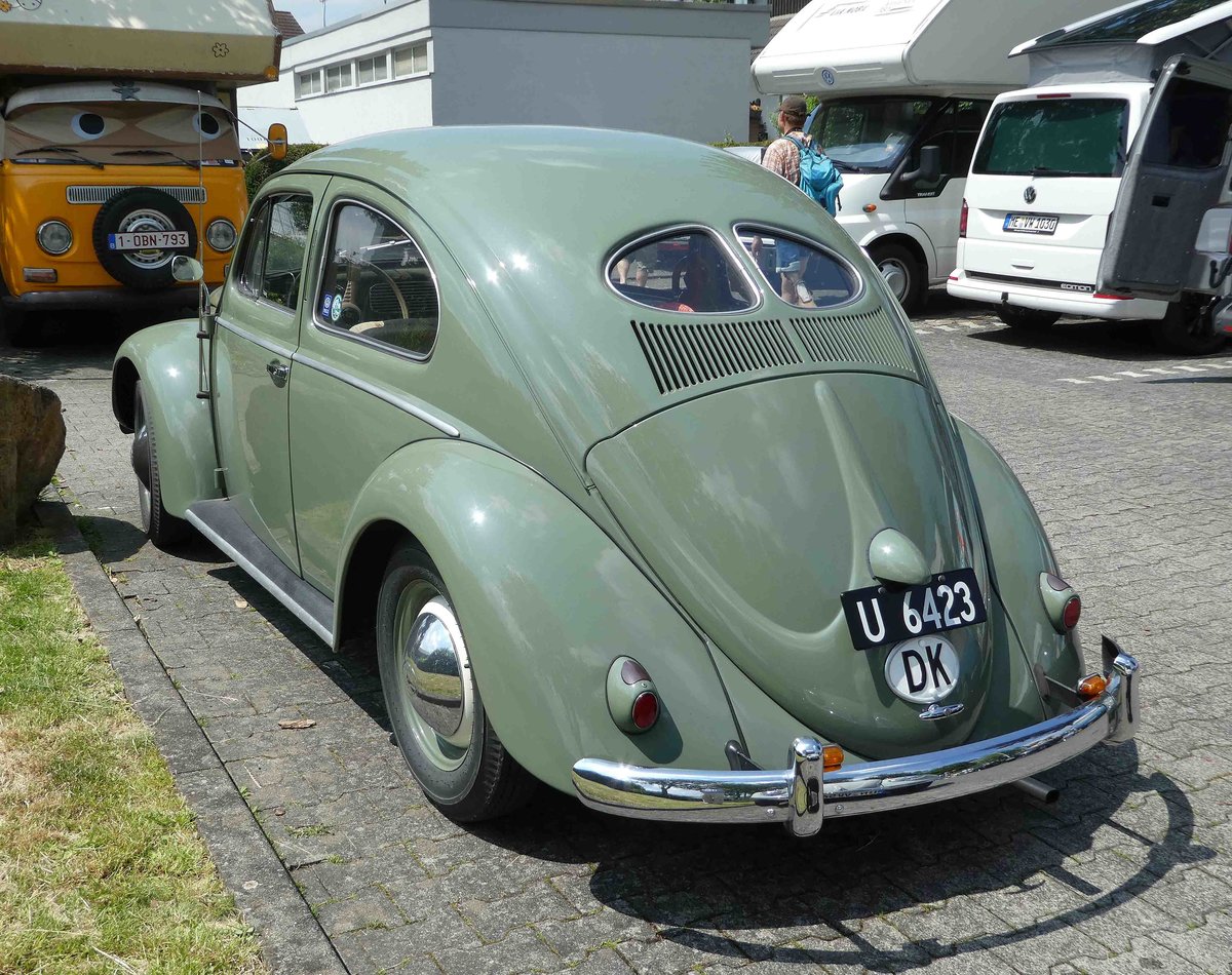 =VW Brezelkäfer aus Dänemark steht auf dem Ausstellungsgelände in Bad Camberg anl. LOTTERMANN-Bullitreffen im Juni 2019
