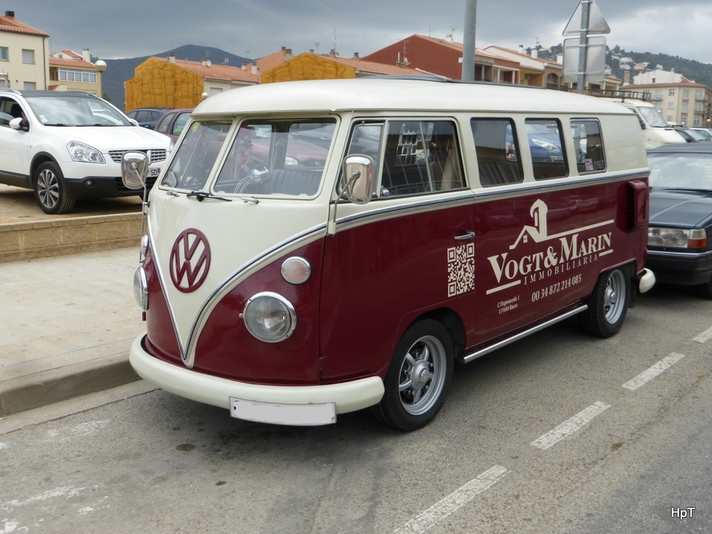 VW Bus mit Werbung am Strassenrand in Roses (Spanien) am 27.09.2014