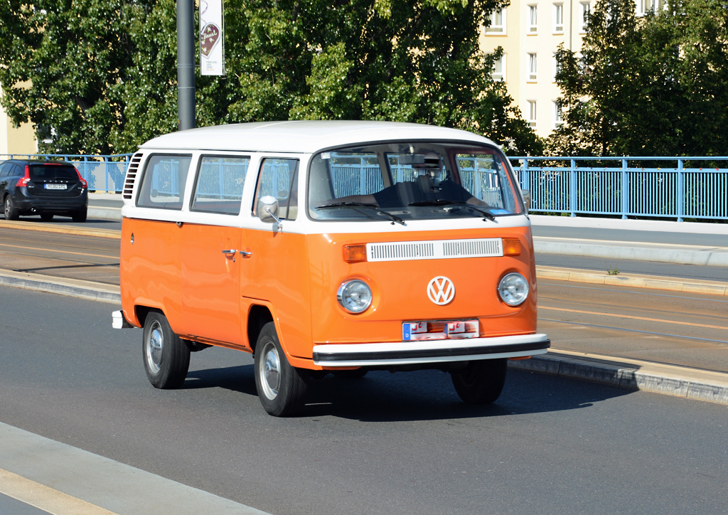 VW-Bus T2 auf der Kennedybrücke in Bonn - 28.08.2014