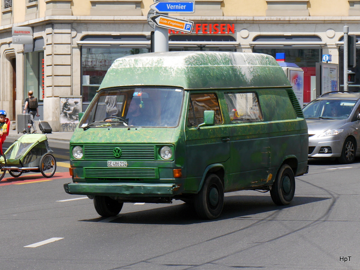 VW Bus unterwegs in der Stadt Genf am 03.06.2017