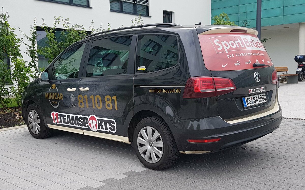 =VW Caddy als Minicar steht im Juni 2022 an der Vitosklinik in Kassel