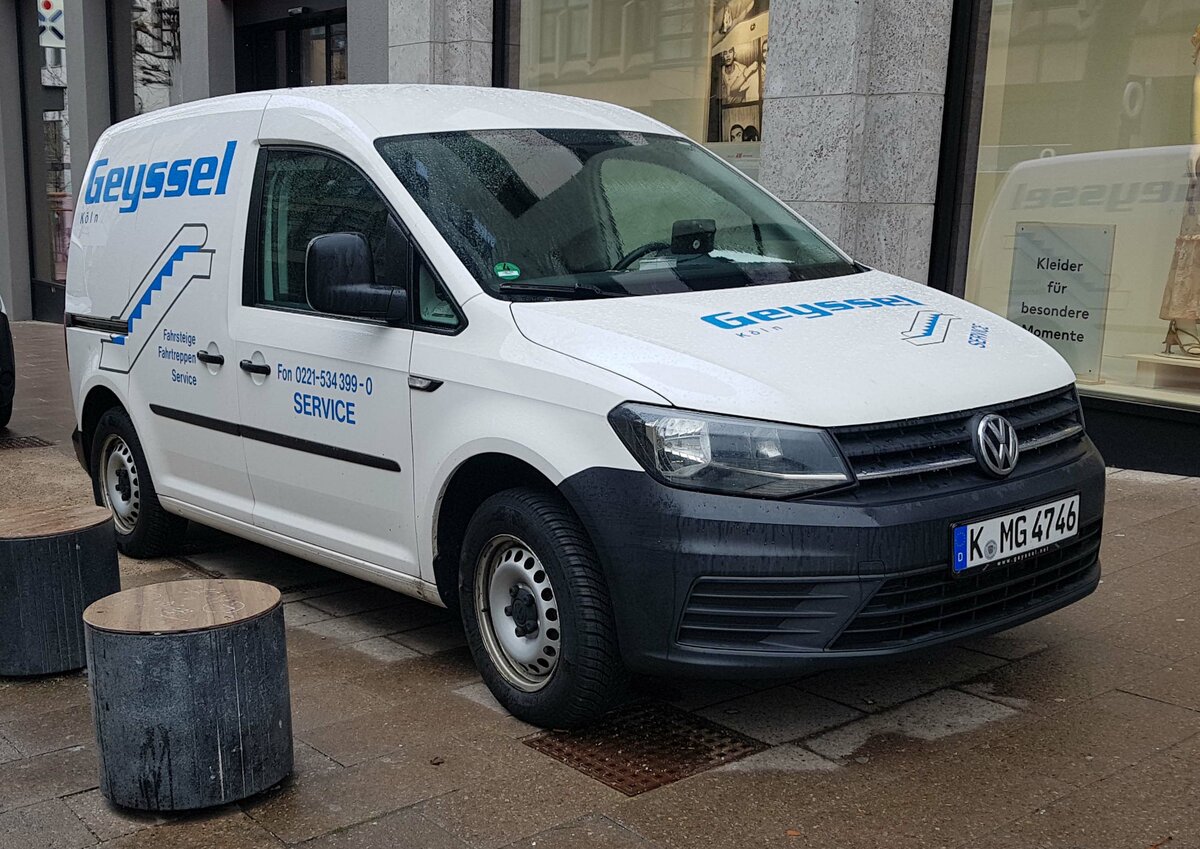 =VW Caddy als Servicefahrzeug der Firma GEYSSEL steht im April 2022 in Fulda