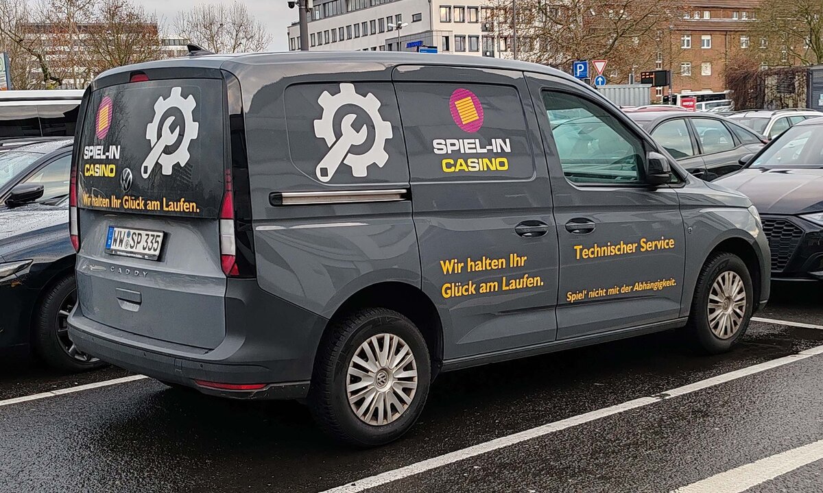 =VW Caddy als Servicefahrzeug von SPIEL-IN CASINO steht am Hbf Wiesbaden im Dezember 2025