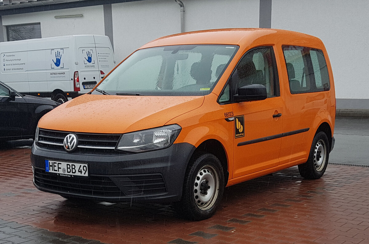 =VW Caddy von BICKARDT-Bau steht im März 2022 in Fulda