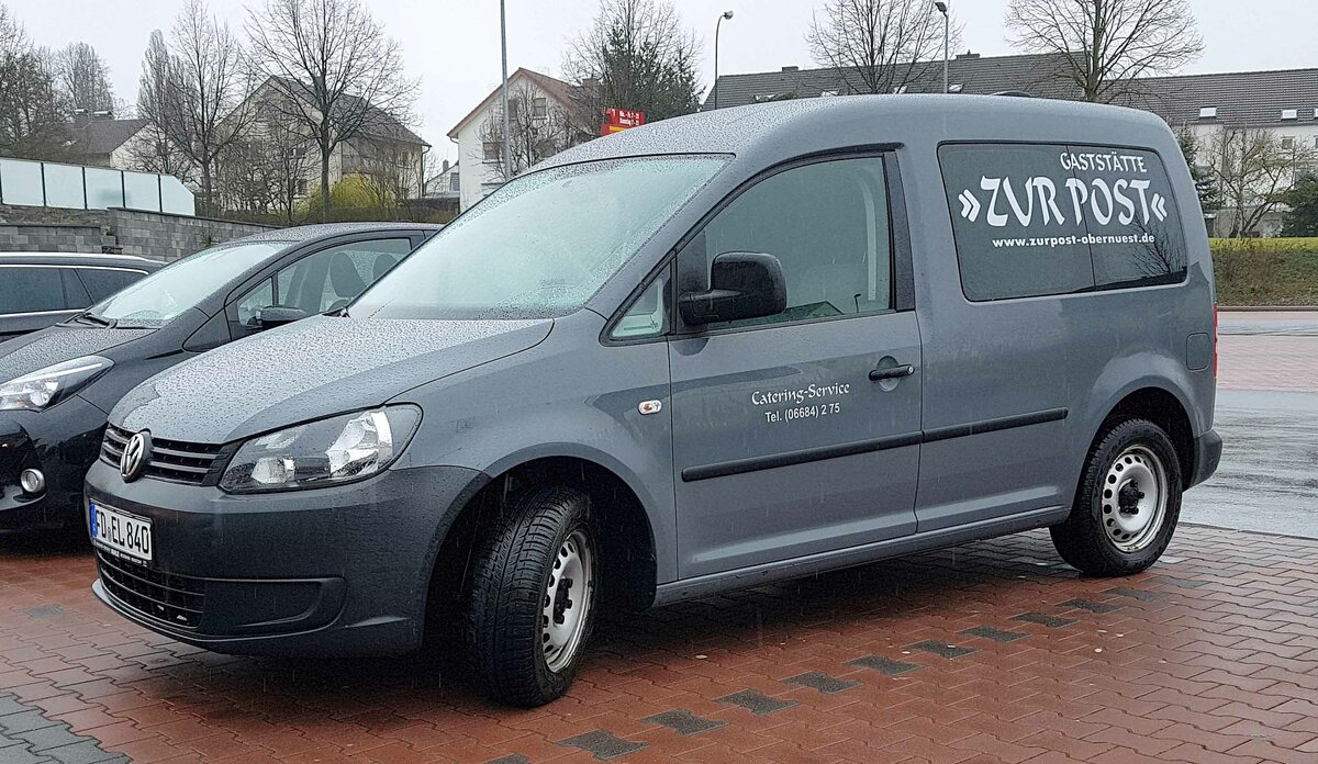 =VW Caddy vom Catering-Service ZUR POST steht im März 2022 in Fulda