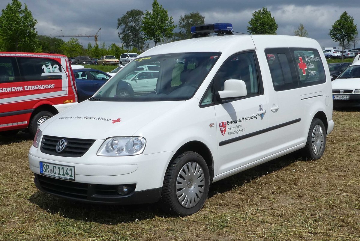=VW Caddy des BRK Bereitschaft STRAUBING, gesehen auf dem Besucherparkplatz der Rettmobil 2019 in Fulda, 05-2019