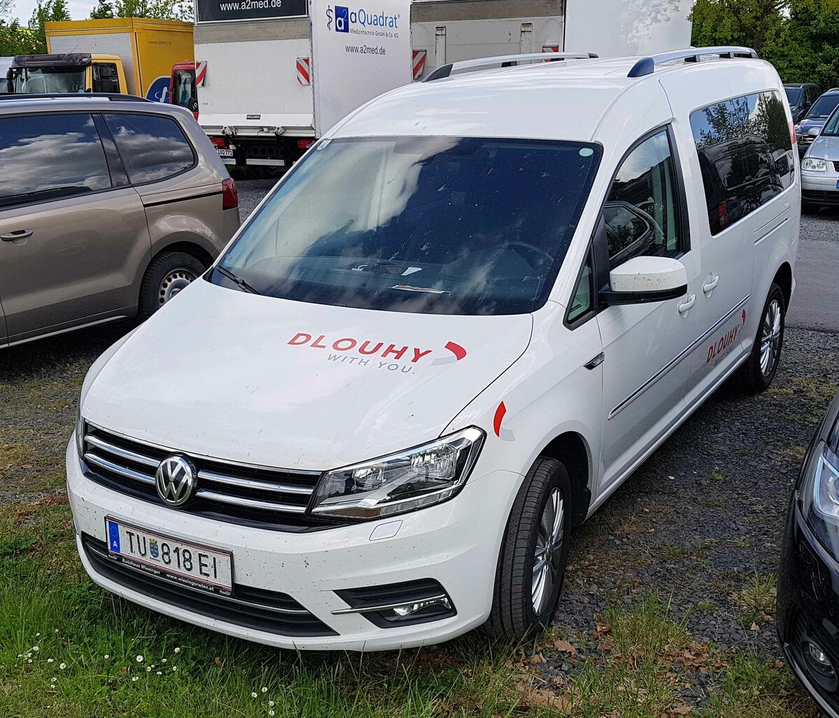 =VW Caddy der Firma DLOUHY, ein Fahrzeugausstatter, aus Österreich steht auf dem Parkplatzgelände der RettMobil 2022 in Fulda, 05-2022