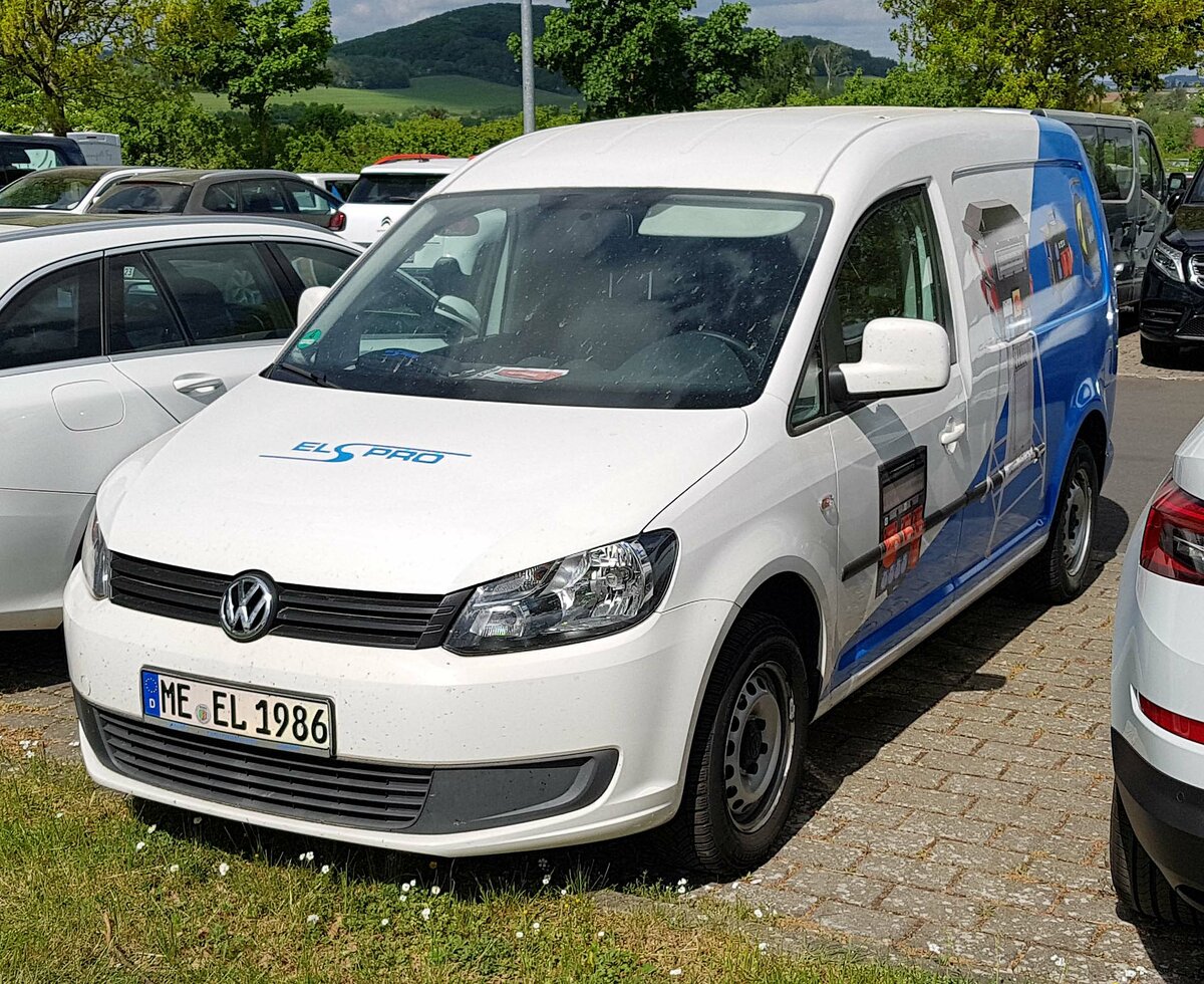 =VW Caddy der Firma ELSPRO, abgestellt auf dem Parkplatzgelände der RettMobil 2022 in Fulda, 05-2022