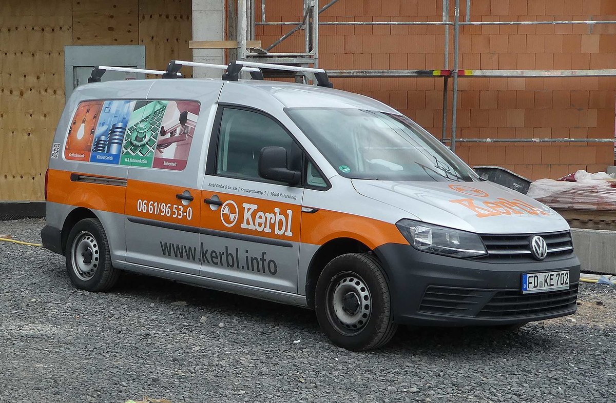 =VW Caddy der Firma KERBL steht auf einer Baustelle in 36100 Petersberg-Marbach, 06-2020