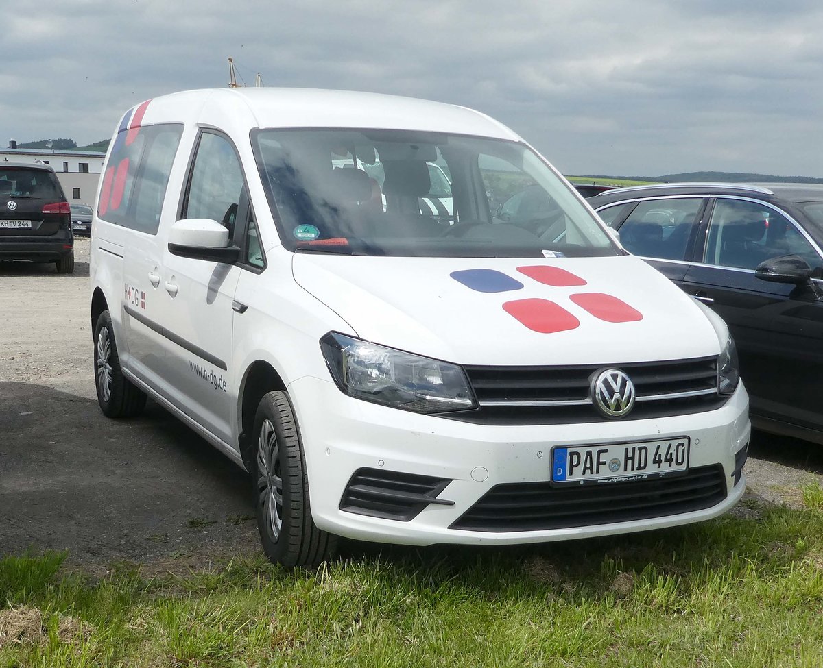 =VW Caddy von H-DG, steht auf dem Besucherparkplatz der Rettmobil 2019 in Fulda, 05-2019. 
H-DG ist die Handels- und Dienstleistungsgesellschaft des Bayerischen Roten Kreuzes mbH