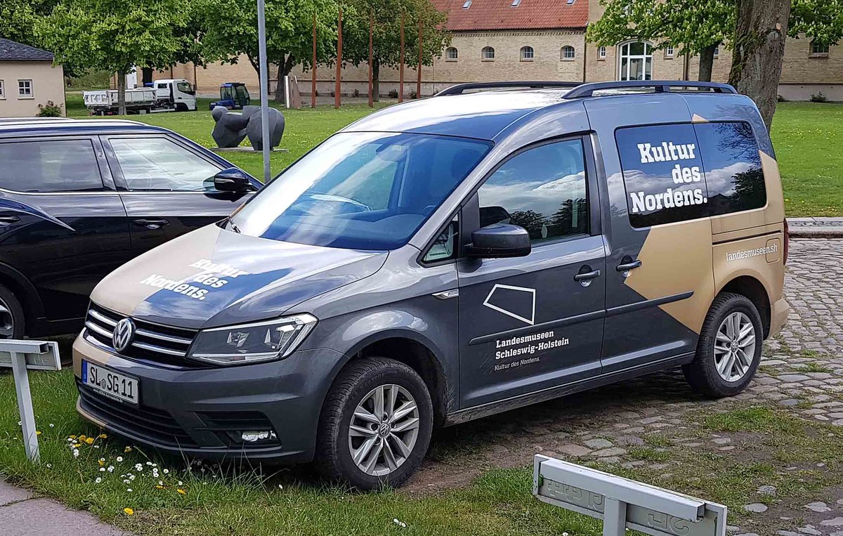 =VW Caddy vom Landesmuseum Schlewig-Holstein steht bei Schloß Gottorf im April 2019