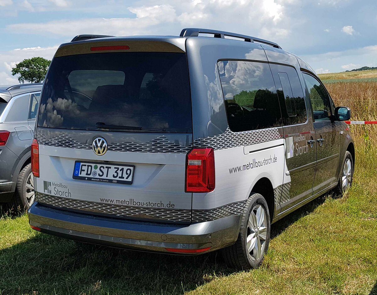 =VW Caddy von Metallbau STORCH steht auf dem Ausstellerparkplatz beim Bürgerfest  200 Jahre Landkreis Fulda  auf dem Gelände von Schloß Fasanerie im Juni 2022.