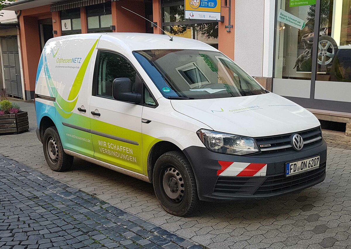 =VW Caddy von OSTHESSENNETZ steht im September 2023 in Hünfeld