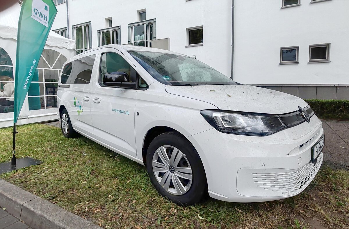 =VW Caddy, sch�n schmutzig, pr�sentiert von GWH Wohngesellschaft Hessen auf dem Hessentagsgel�nde in Fulda im Juni 2026