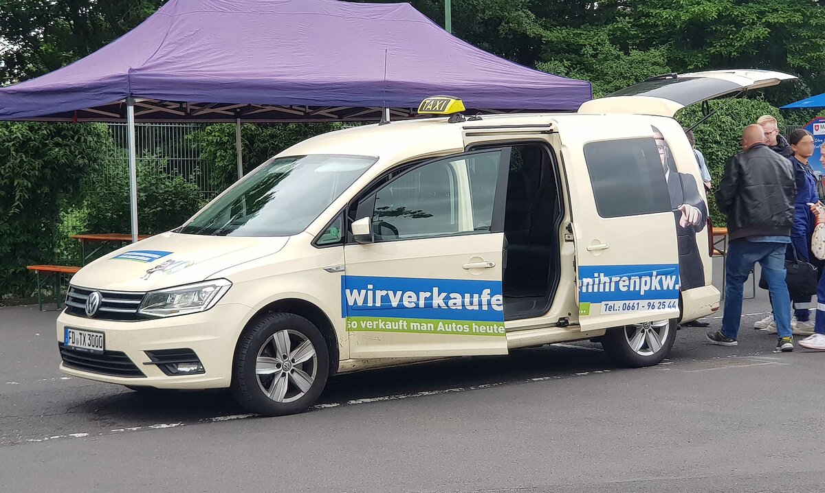 =VW Caddy-Taxi bringt Teilnehmer zum Internationalen Jugendfeuerwehr-Wettbewerb 2022 in 36100 Petersberg, Mai 2022