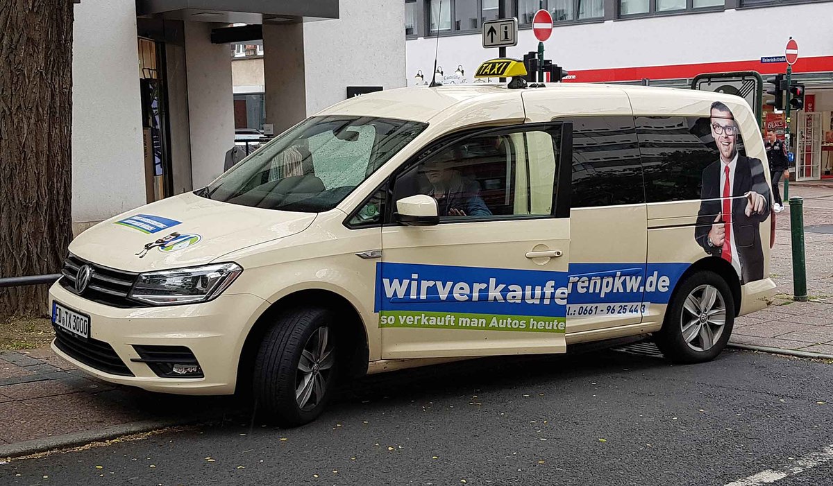 =VW Caddy-Taxi steht im Juni 2019 in Fulda