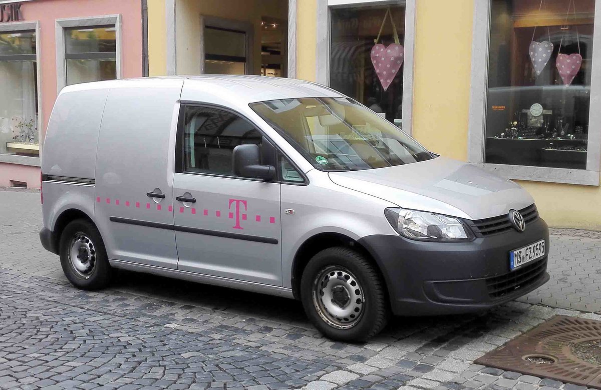 =VW Caddy von TELEKOM steht im Mai 2018 in Hünfeld