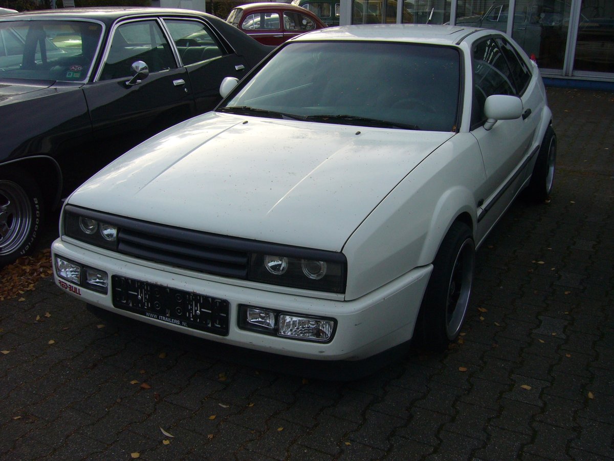 VW Corrado G60, wie er von August 1990 bis zum Produktionsende 1995 im Stammwerk Wolfsburg gebaut wurde. Aufgebaut war das Auto auf der Plattform des Golf 2. Vorgestellt wurde das 2+2 Sitzer Coupe bereits 1988. Nach den Werksferien 1990 stand dann der G60 bei den Händlern. Mittels eines Spiralladers leistet der Vierzylinderreihenmotor mit einem Hubraum von 1781 cm³ 160 PS und beschleunigt das Auto auf eine Höchstgeschwindigkeit von 226 km/h. Essen-Kettwig am 15.11.2020.