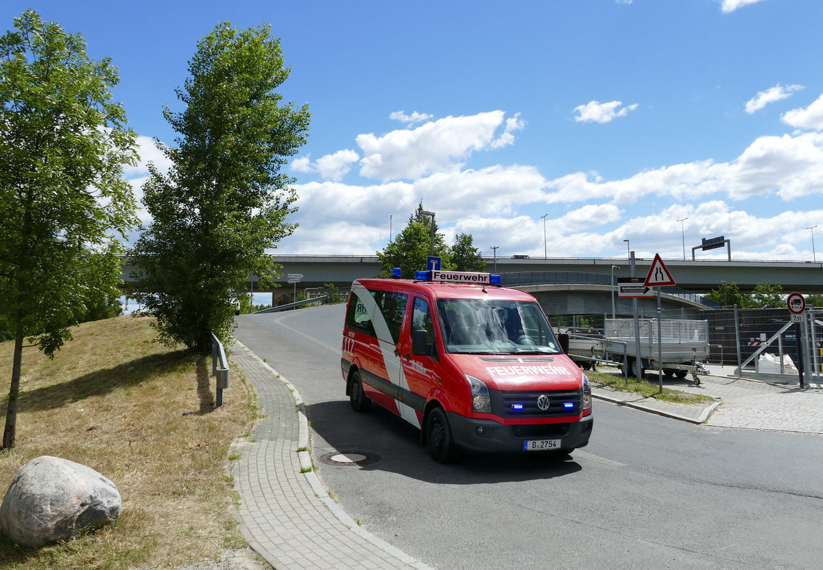 VW Crafter, B-2754, Mannschaftstransportwagen der Berliner Feuerwehr in Berlin -Charlottenburg im Juli 2018.