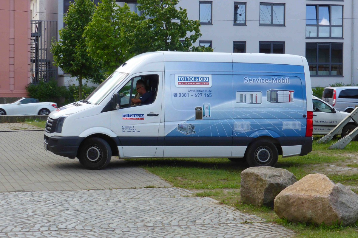 VW Crafter eines Entsorgers unterwegs im Hafengebiet von Rostock im August 2014