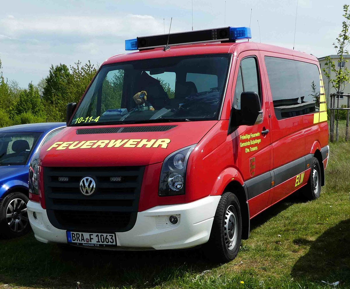 =VW Crafter der Feuerwehr von Butjadingen als ELW steht auf dem Parkplatz der RettMobil 2017 in Fulda, Mai 2017