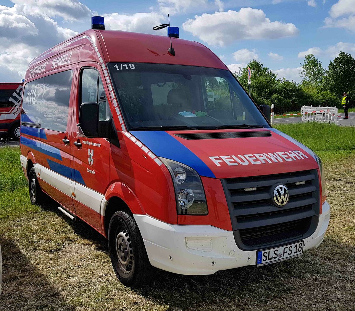 =VW Crafter I der Feuerwehr SCHMELZ steht im Mai 2022 auf dem Parkgelände der RettMobil