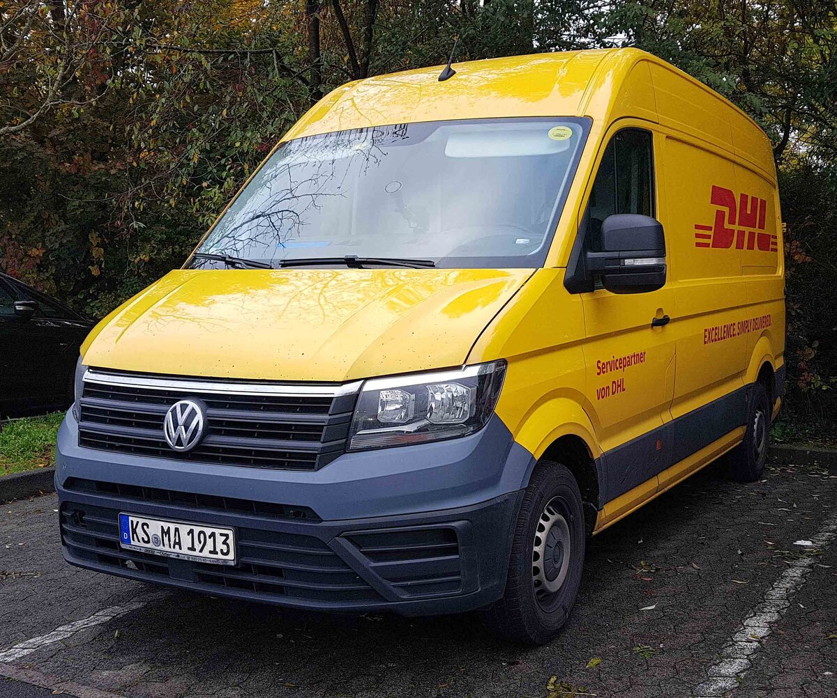 =VW Crafter II von DHL steht im Oktober 2023 in Fulda
