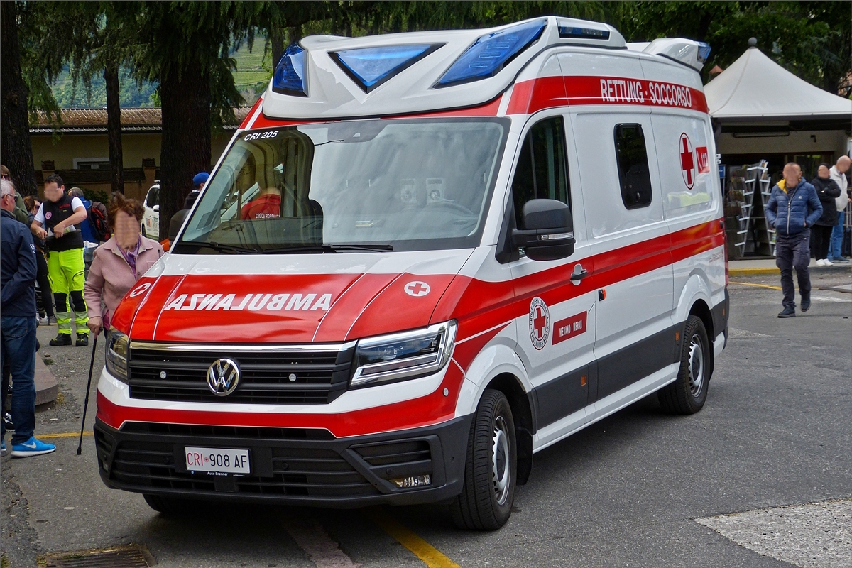 VW Crafter Krankenwagen steht am Bahnhof in Meran.  Mai 2019