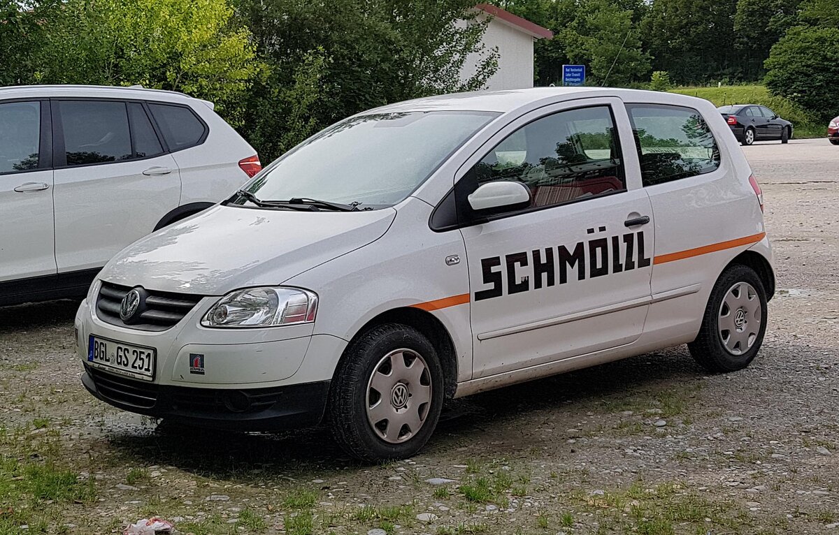=VW Fox des Bauunternehmens SCHMÖLZL steht in der Nähe einer Baustelle in Piding, 07-2022