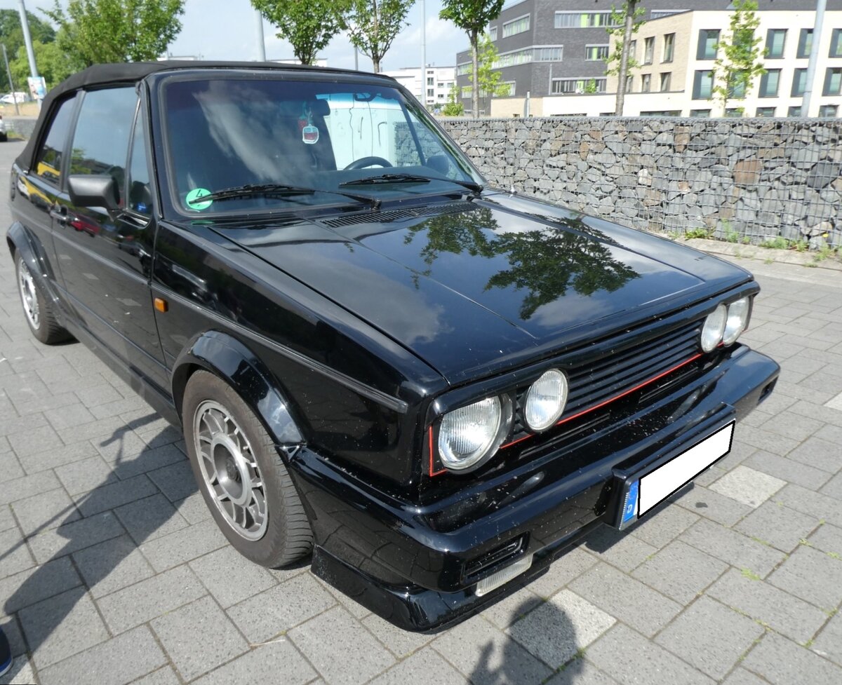 VW Golf 1 Cabriolet. Von 1979 bis 1993 verließen ca. 389.000 Fahrzeuge dieses Typs in etlichen Motorisierungsvarianten die Werkshallen von Karmann in Osnabrück. Oldtimertreffen in Heiligenhaus am 22.05.2022.