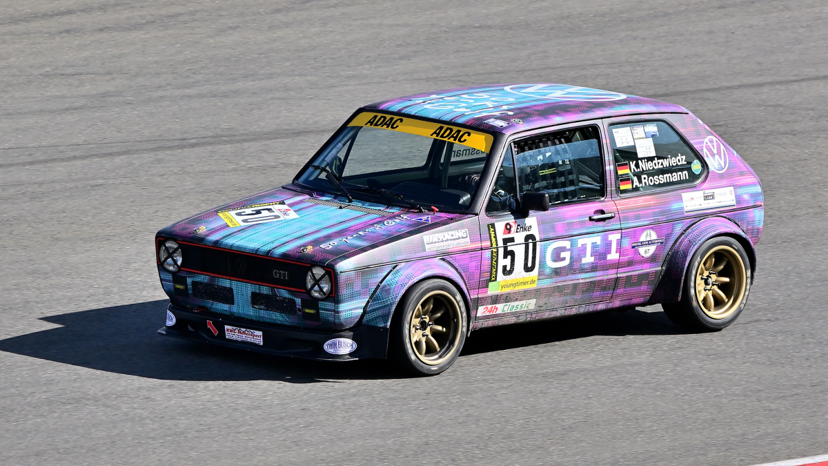  VW Golf 1 GTI, Youngtimer Trophy - Grid 1, auch nach 30 Jahren ist die Faszination und  Leidenschaft f�r die Youngtimer Trophy sehr gro�. Gestartet wir normalerweise in 2 Grupp3n Rennen Grid 1 & Grid 2 .  Die Fans erleben hier eine einmalige Bandbreite des Motorsports der 70er und 80er Jahre.
https://www.youngtimertrophy.de/
Aufnahmen vom: N�rburgring Classic am 13.06.2026, aus den Zuschauer Bereichen.