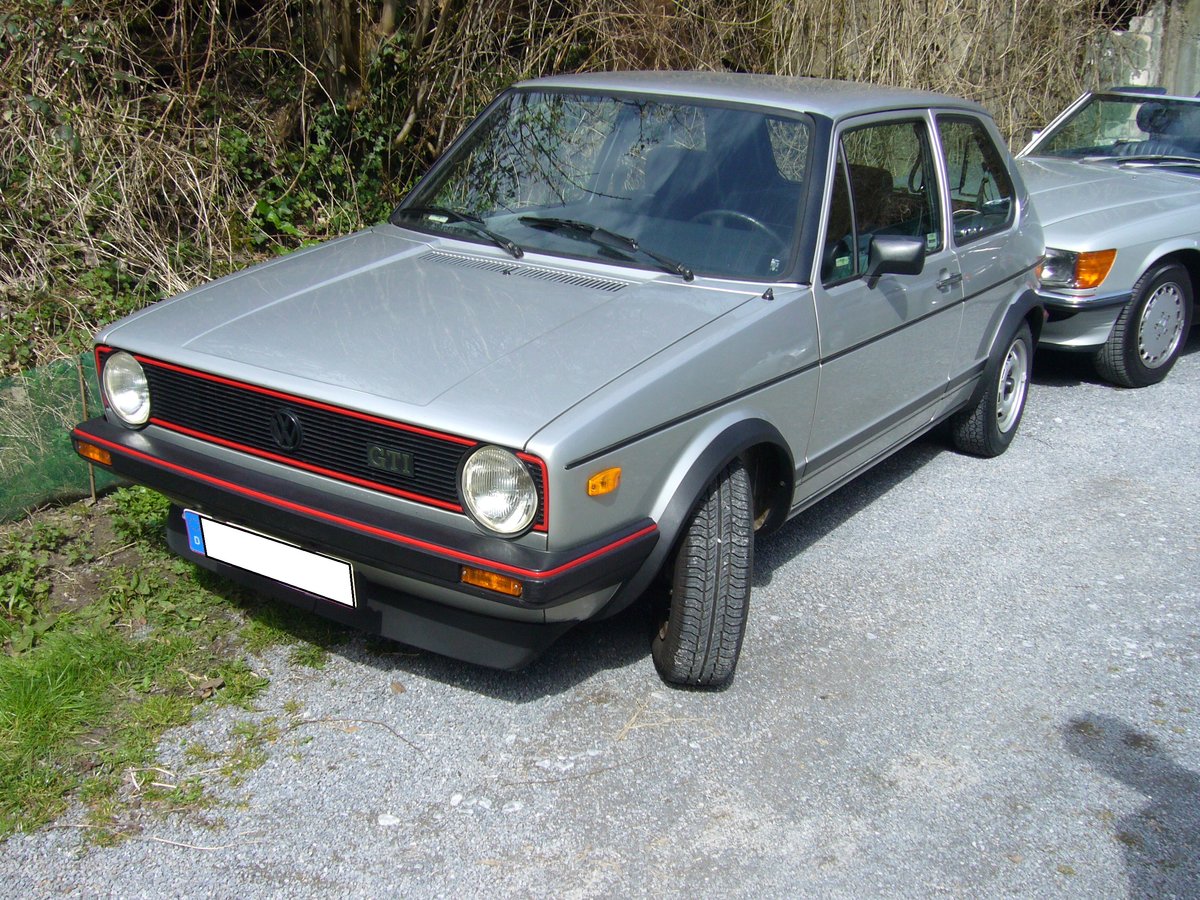 VW Golf 1 GTI der zweiten Serie, gebaut von 1978 bis 1981. Der abgelichtete GTI wurde aus Italien in die Heimat reimportiert. Das erkennt man an den kleinen Blinkerwarzen auf den vorderen Kotflügeln. Oldtimertreffen  Schwarzwaldhaus  Mettmann am 08.04.2018.