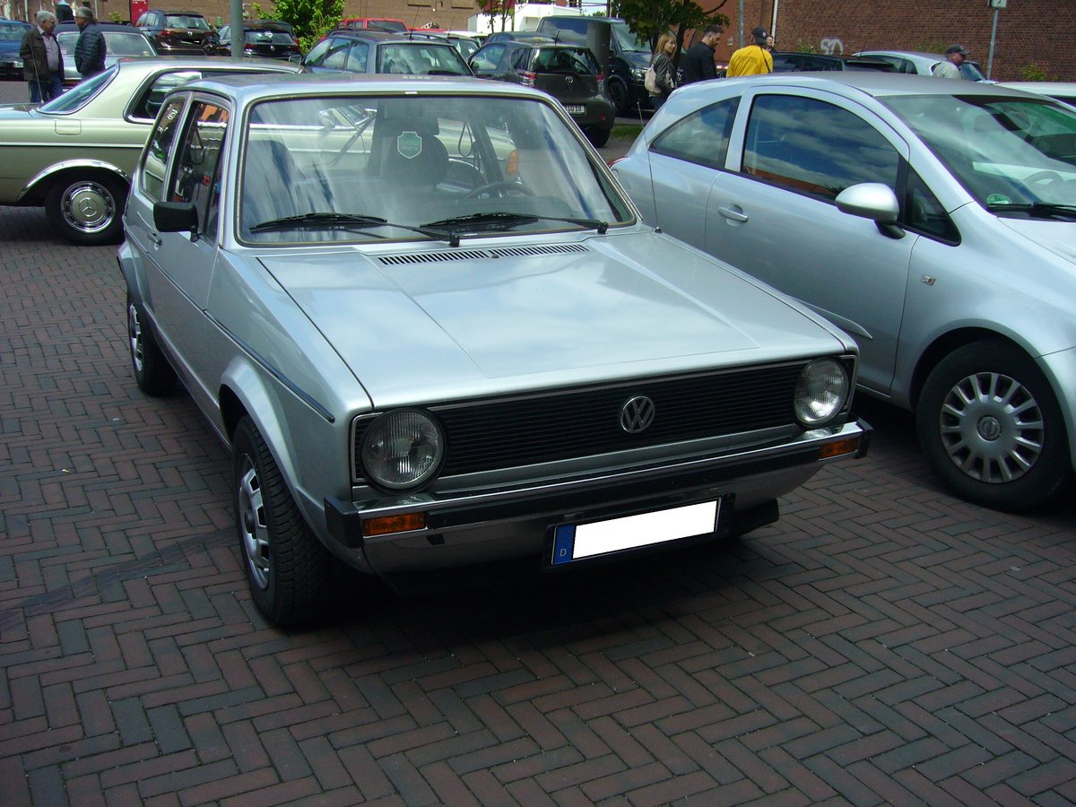 VW Golf 1 MK1 in der L-Ausstattung, gebaut von 1974 - 1980. Der Golf L konnte mit zwei Motorisierungen bestellt werden. 1093 cm³ Hubraum mit 50 PS oder 1272 cm³ mit 60 PS. Youngtimertreffen Zeche Ewald in Herten am 12.05.2019.