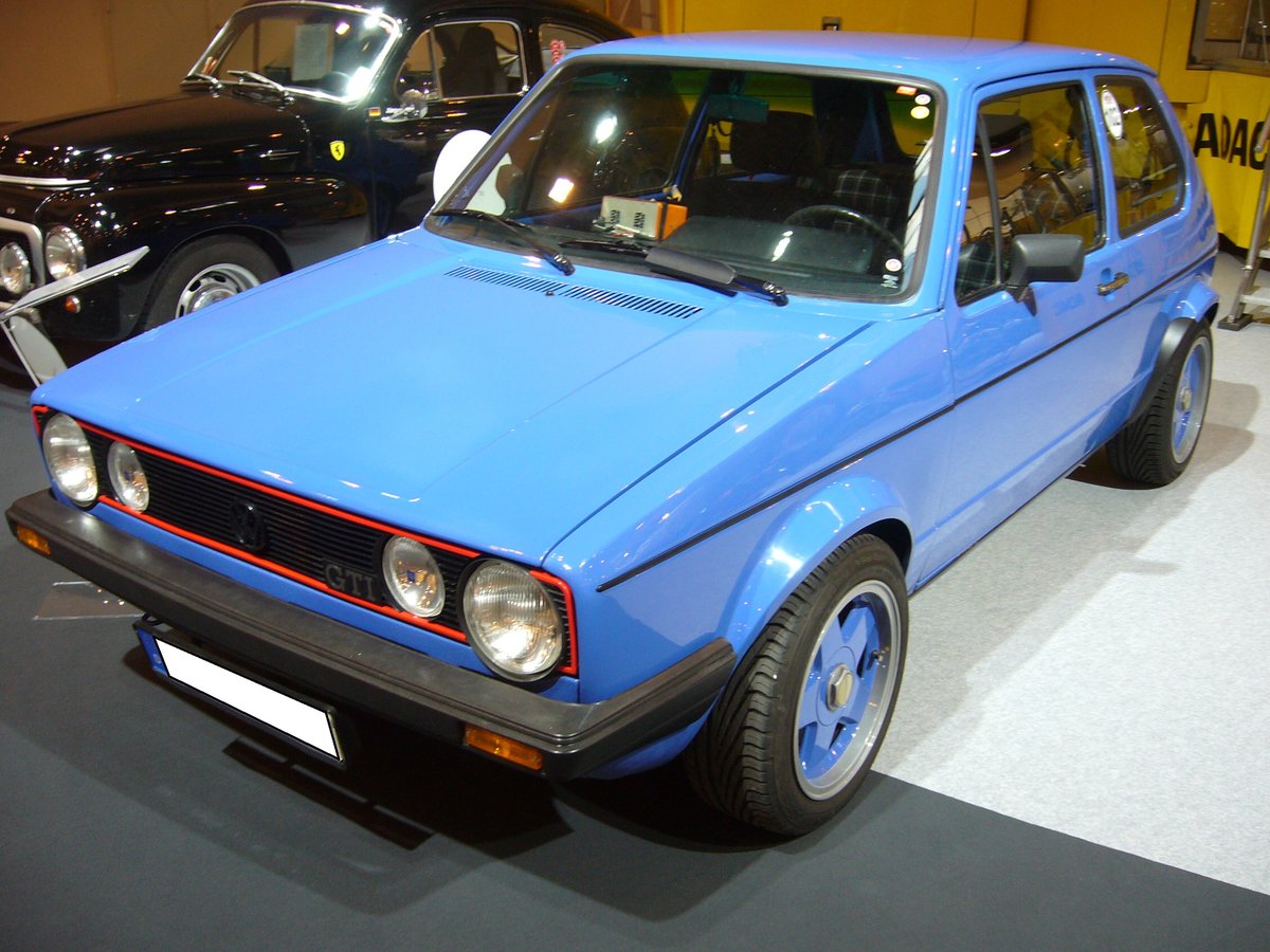 VW Golf 1 MK2 GTI aus dem Modelljahr 1983. Der quer eingebaute Vierzylinderreihenmotor hat in diesem Modell einen Hubraum von 1588 cm³ und leistet 110 PS. Essen-Motor-Show am 04.12.2018.