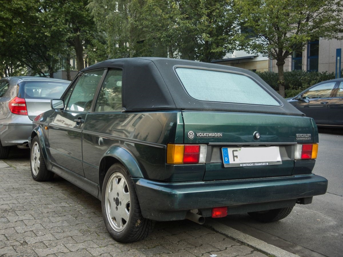VW Golf I Cabriolet in Grün, gesehen in Frankfurt-Westend am 22.09.2017.