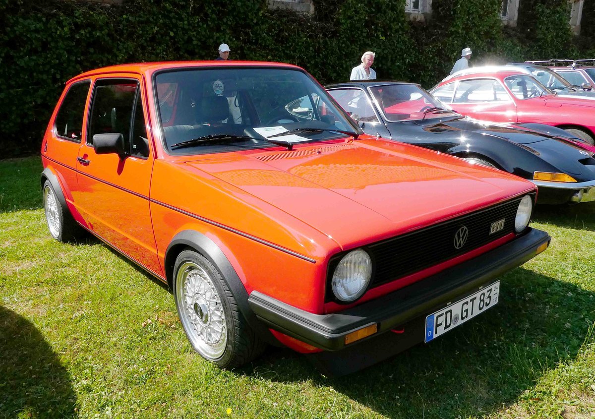 =VW Golf I GTI, Bj. 1983, 112 PS, steht bei Blech & Barock im Juli 2018 auf dem Gelände von Schloß Fasanerie bei Eichenzell