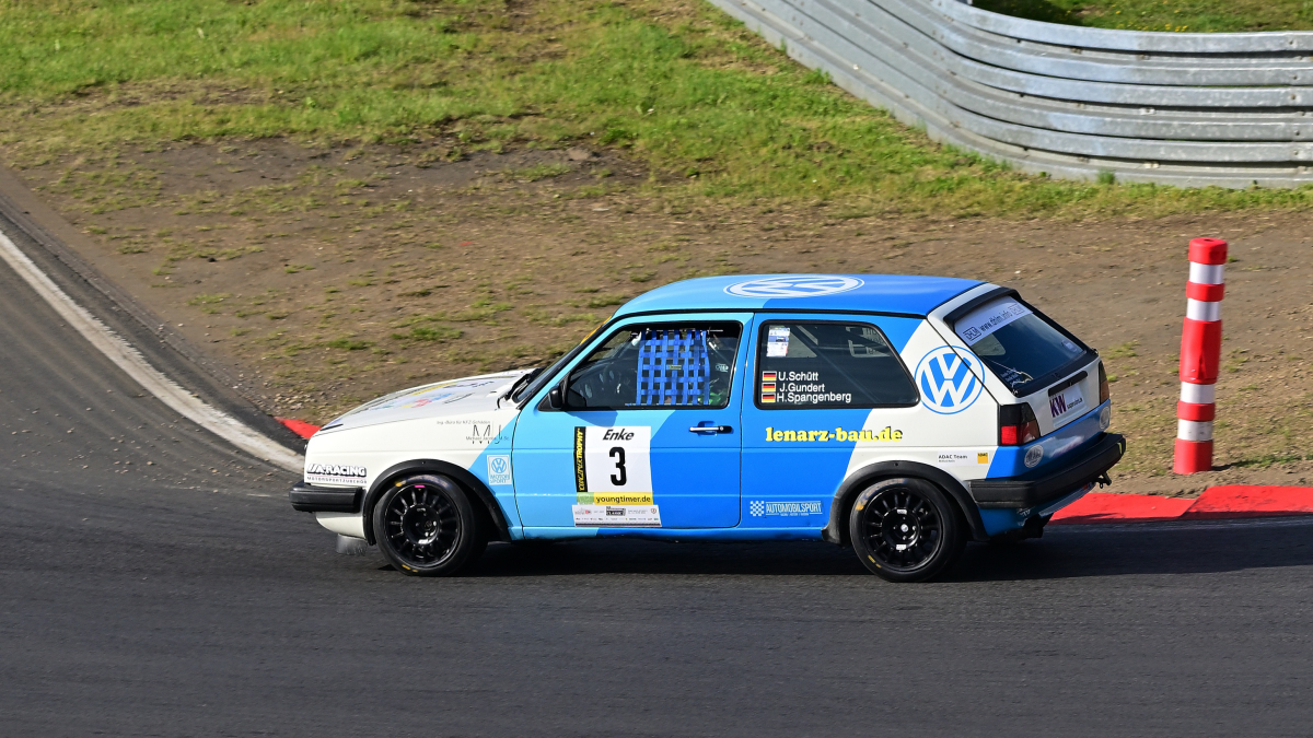 VW Golf II, auch nach 30 Jahren ist die Faszination und die Leidenschaft f�r die Youngtimer Trophy.  Die Fans erleben hier eine einmalige Bandbreite des Motorsports der 70er und 80er Jahre.
https://www.youngtimertrophy.de/
Aufnahmen vom: N�rburgring Classic am 13.06.2026, aus den Zuschauer Bereichen.