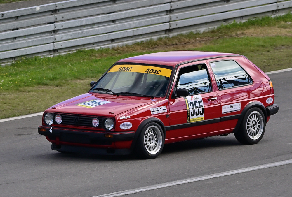  VW Golf II, Youngtimer Trophy - Grid 1, auch nach 30 Jahren ist die Faszination und  Leidenschaft f�r die Youngtimer Trophy sehr gro�. Gestartet wir normalerweise in 2 Grupp3n Rennen Grid 1 & Grid 2 .  Die Fans erleben hier eine einmalige Bandbreite des Motorsports der 70er und 80er Jahre.
https://www.youngtimertrophy.de/
Aufnahmen vom: N�rburgring Classic am 13.06.2026, aus den Zuschauer Bereichen.